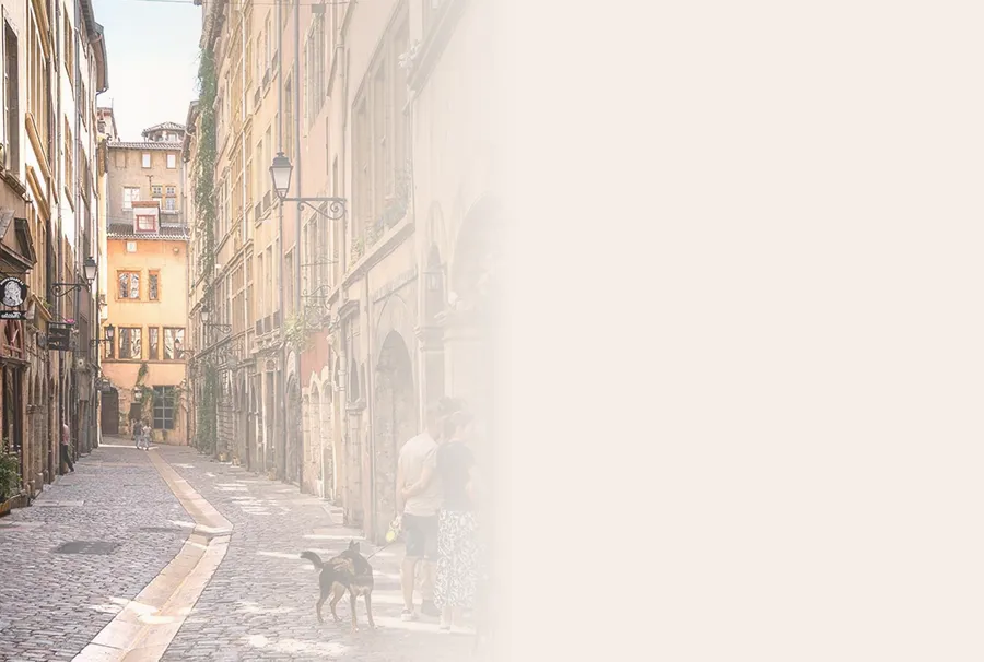 Rua de pedras da Vieux Lyon, o bairro histórico de Lyon