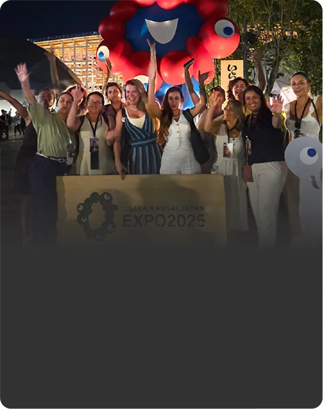Grupo de participantes da missão Be.hind na Expo 2025, em Osaka