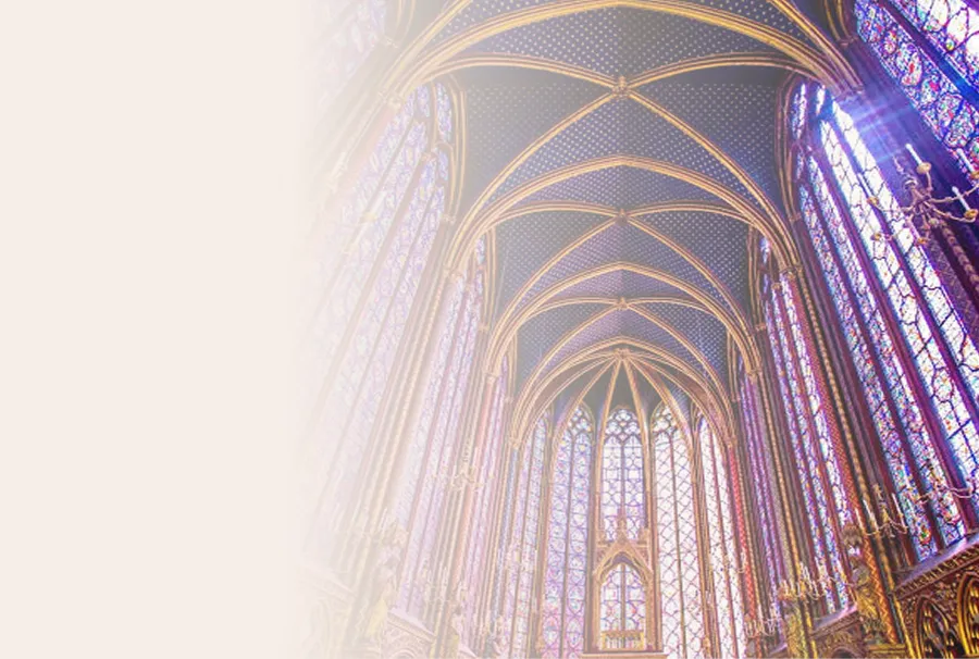 Vitrais e teto gótico iluminado da Sainte-Chapelle, em Paris