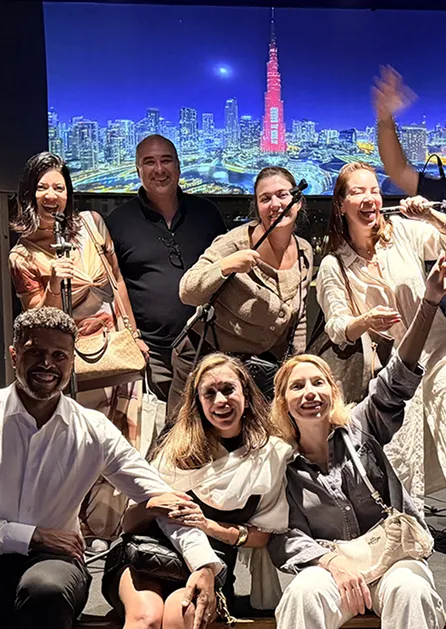 Grupo de participantes de uma missão Be.hind em uma noite de confraternização